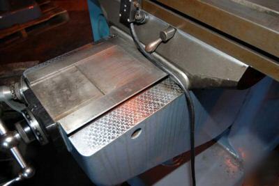 Bridgeport 1-1/2 hp vertical milling machine: 