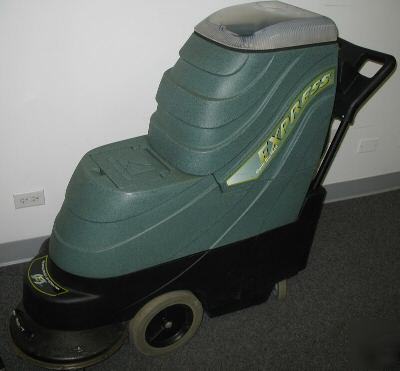 Floor and carpet multi-surface floor cleaner 