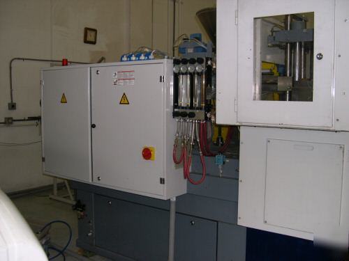 Battenfeld 50T shuttle injection molding machine press